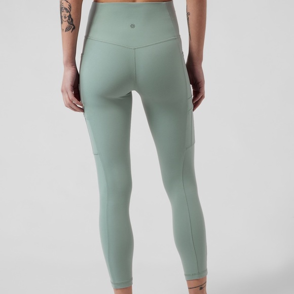 Athleta Salutation Stash Cargo 7/8 Tight in Minimalistic Grey - Picture 3 of 5